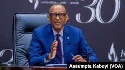 President Paul Kagame azali kopesa biyano na bapanzi nsango na likita Kwibuka30, na Kigali, 8 sanza ya minei 2024. Assumpta Kaboyi (VOA)