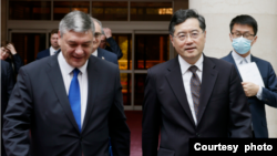 中国外长秦刚6月25日在北京会见突然到访的俄罗斯副外长鲁登科。