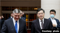 ရုရှား ဒုတိယနိုင်ငံခြားရေးဝန်ကြီး Andrei Rudenko နဲ့ တရုတ်နိုင်ငံခြားရေးဝန်ကြီး Qin Gang (photo: China's foreign ministry)