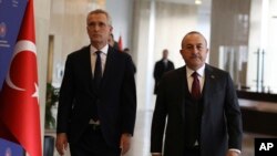 Menlu Turki Mevlut Cavusoglu (kanan) dan Sekjen NATO Jens Stoltenberg dalam konferensi pers di Ankara, Turki, Kamis, 16 Februari 2023. (AP/Burhan Ozbilici)