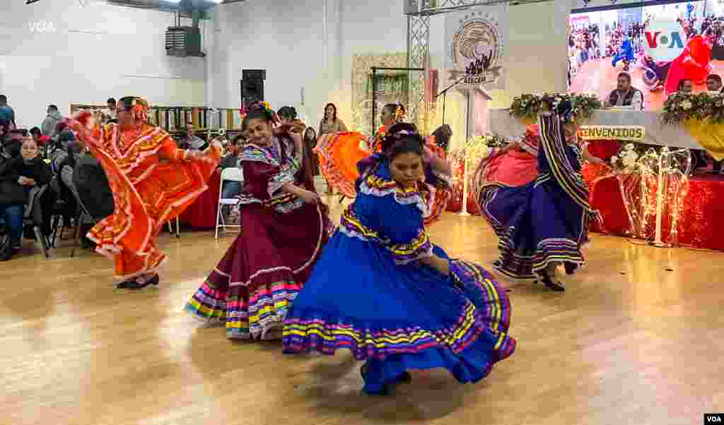 Las familias fueron recibidas con mariachis, danzas y comida.