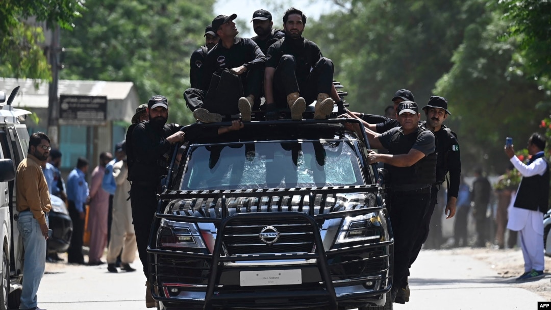 عمران خان کو اسلام آباد میں احاطۂ عدالت سے گرفتار کیا گیا۔ 