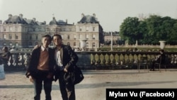 Nhà thơ-dịch giả Dương Tường (trái) và nhà văn Vũ Thư Hiên trong một cuộc gặp ở Paris, Pháp, vào thập niên 1980. Người từng biên dịch hàng chục tác phẩm văn học của thế giới ra tiếng Việt qua đời hôm 24/2, thọ 91 tuổi.