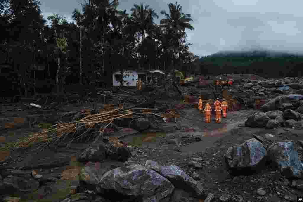 Tim penyelamat mencari di antara lumpur dan puing-puing untuk hari ketiga setelah tanah longsor yang dipicu oleh hujan deras melanda distrik Wayanad, negara bagian Kerala, India. (AP)&nbsp;