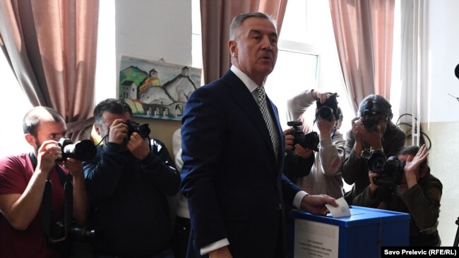 Predsjednik Milo Đukanović glasa u drugom krugu izbora (Foto: Savo Prelevic, RFE/RL)