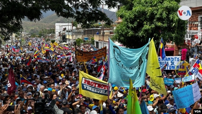 Participantes en mitin de campaña del candidato de la oposición en Venezuela, Edmundo González realizado el sábado 18 de mayo en el estado de Aragua, Venezuela.
