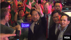 台湾副总统赖清德前往巴拉圭进行访问途中，在美东时间2023年8月12日晚间抵达纽约过境。赖清德在抵达下榻的乐天皇宫酒店时与前来欢迎他的台侨握手，并向媒体挥手致意。
