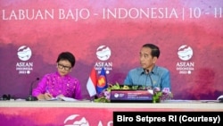 Menlu RI Retno LP Marsudi mendampingi PresidenJokowi saat menutup KTT ASEAN ke-42 di Labuan Bajo, NTT, 11 Mei 2023. (Biro Setpres RI)