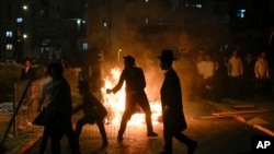 以色列极端正统派犹太裔男子在耶路撒冷抗议以军征召。(2024年6月30日)