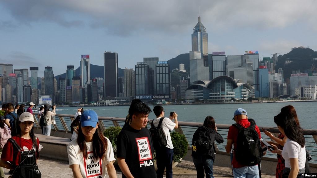 香港尖沙咀的中国大陆游客和维多利亚海湾另一侧的香港岛。（2023年5月2日）(photo:VOA)