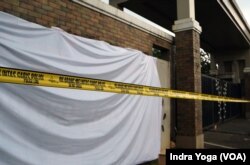 Salah satu perumahan yang terdampak insiden ledakan di sekitar Gudmurah Kodam Jaya/Bekasi diberi garis polisi pada Minggu (31/3) sore. (VOA/Indra Yoga)