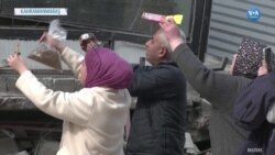 Depremzedeler Hayvanlarını Kurtarmaya Çalışıyor 
