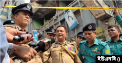 ঘটনাস্থল পরিদর্শনের পর সাংবাদিকদের সাথে কথা বলেন, ঢাকা মেট্রোপলিটন পুলিশের (ডিএমপি) কমিশনার খন্দকার গোলাম ফারুক। রবিবার, ৫ মার্চ, ২০২৩।