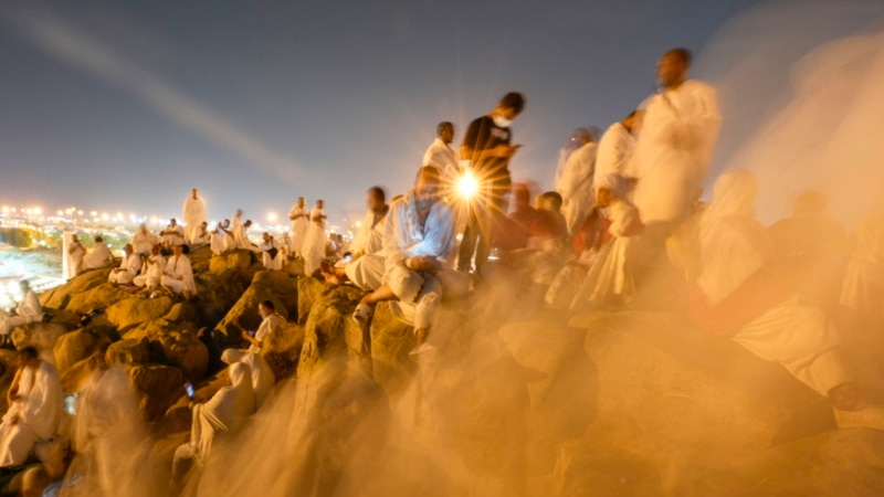 Muslim pilgrims converge at Mount Arafat for daylong worship