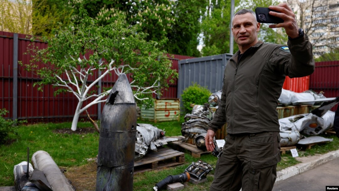 Thị trưởng Kyiv, Vitalii Klitschko, ghi lại hình ảnh một đầu đạn tên lửa siêu thanh Kh-47 Kinzhal của Nga bị một đơn vị Phòng không Ukraine bắn hạ tại một khu phức hợp của Viện Nghiên cứu Khoa học ở Kyiv, Ukraine, vào ngày 12 tháng 5 năm 2023.