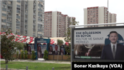  CHP’nin Karşıyaka adayı Yıldız İşçimenler Ünsal’ın seçim bürosu önünde AK Parti’nin büyükşehir adayı Hamza Dağ’a ait parti logosu yer almayan bir seçim afişi.