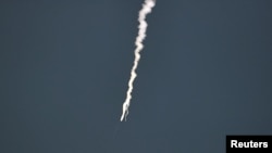 Боєголовки на таких ракетах зазвичай відокремлюються на етапі спуску, але північнокорейська ракета вибухнула в повітрі на ранній стадії польоту, заявив представник південнокорейських військових. (KCNA via Reuters)
