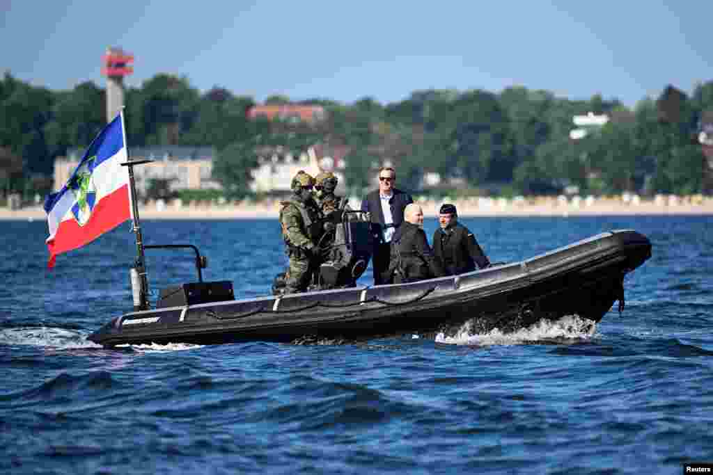 Menteri Pertahanan Jerman Boris Pistorius berdiri di atas perahu, selama kunjungannya di skuadron kapal selam dan batalion angkatan laut Bundeswehr di kota Eckernfoerde, Jerman. (Reuters)&nbsp;