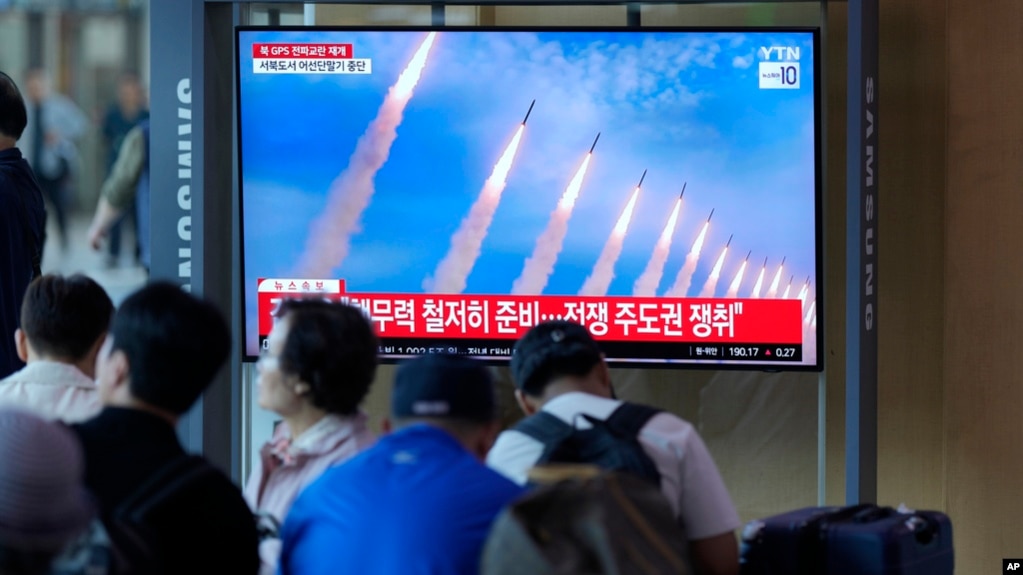 2024年5月31日，在韩国首尔火车站电视屏幕中的新闻节目播放朝鲜多管火箭发射器的画面。(美联社照片)(photo:VOA)