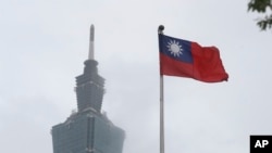 台湾旗帜在台北101大厦旁飘扬。（2023年5月7日）