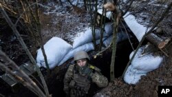 Ukrajinski vojnik puši cigaretu na svom položaju na liniji fronta u blizini Bakhmuta, oblast Donjecka, Ukrajina, srijeda, 11. januara 2023.