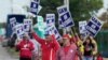 Trabajadores del sindicato automotor UAW en huelga en una planta de Ford en Wayne, Michigan, EEUU, el 15 de septiembre de 2023.