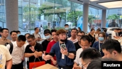 深圳一家華為商店的店員正在向人們展示Mate 60系列手機。 （2023年8月30日）