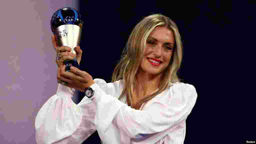 Алексија Путелас со наградата за најдобар женски играч на ФИФА за време на церемонијата на доделување на наградите за најдобри ФИФА фудбалски награди за 2022 година во Париз, Франција, 27 февруари 2023 година.