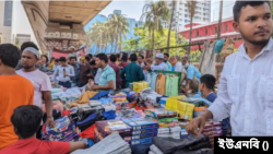 বঙ্গবাজার মার্কেটের দক্ষিণ পাশে ফ্লাইওভারের নিচে অস্থায়ী দোকান বসিয়েছেন ব্যবসায়ীরা।শনিবার, ৮ এপ্রিল, ২০২৩। 