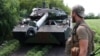 ARCHIVO - Marines ucranianos revisan su vehículo de combate blindado AMX-10 RC de fabricación francesa en una posición en la región de Donetsk el 10 de julio de 2023.
