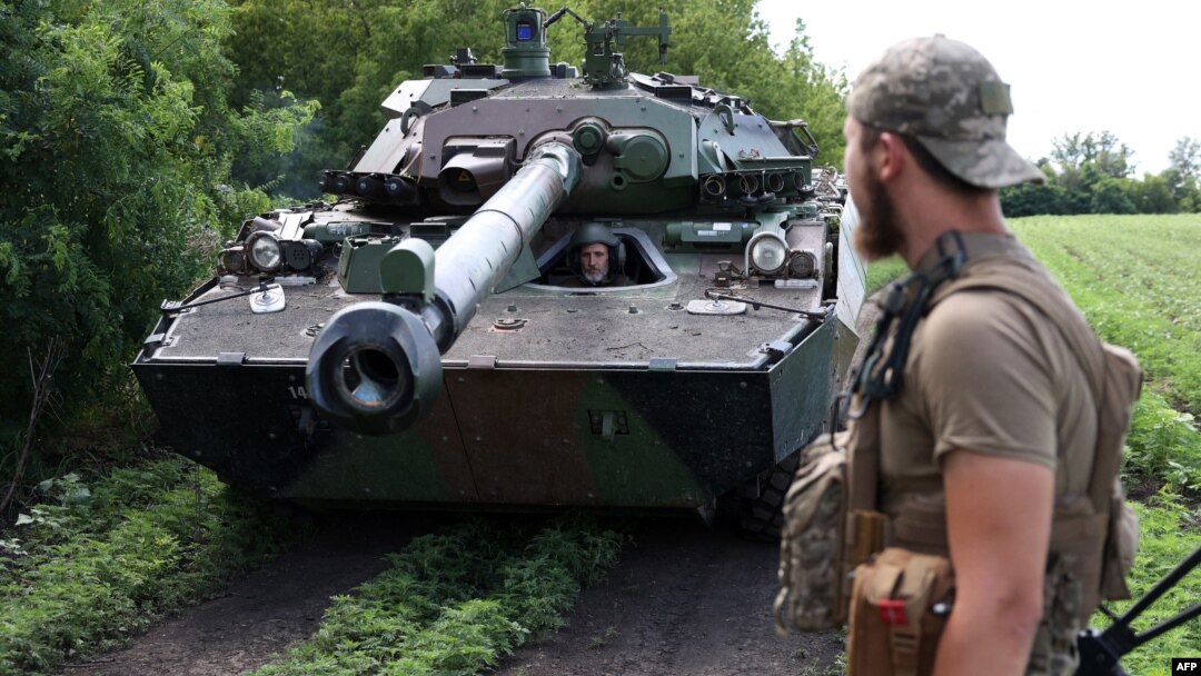 ARHIVA - Ukrajinski tenkovi i vojnici u regionu Donjecka (Foto: Anatolii Stepanov / AFP)