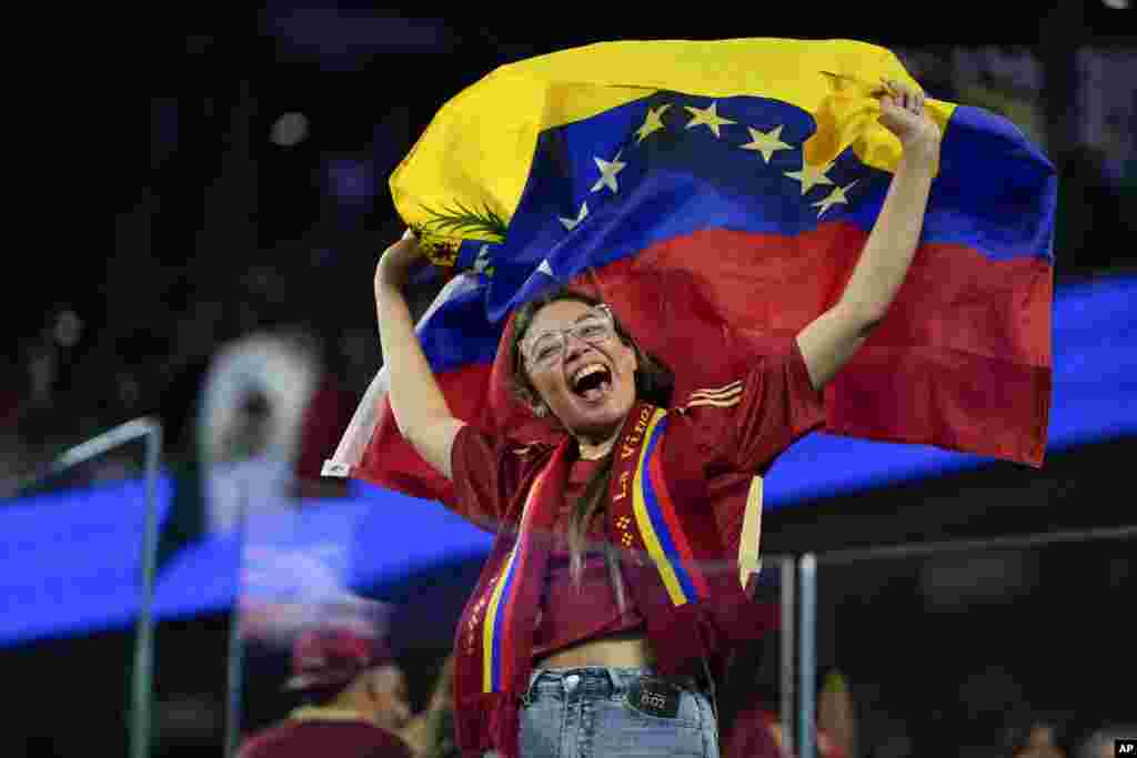 Una aficionada de Venezuela celebra después de que su equipo venciera 1-0 a México durante un partido de fútbol del Grupo B de la Copa América.