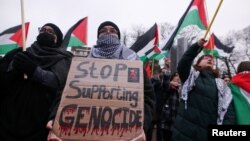 Pengunjuk rasa pro-Palestina berkumpul di dekat Mahkamah Internasional (ICJ) saat hakim mendengarkan permintaan tindakan darurat oleh Afrika Selatan untuk memerintahkan Israel menghentikan aksi militernya di Gaza, di Den Haag, Belanda 12 Januari 2024 lalu.