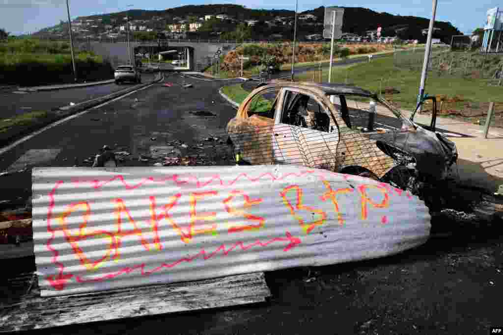 A slogan referring to French loyalist President of the South Province Sonia Backes is seen on a barricade since abandoned in Noumea, France&#39;s Pacific territory of New Caledonia.&nbsp;Separatists in riot-hit New Caledonia refused to abandon road blocks that have paralyzed much of the Pacific archipelago and halted commercial air traffic, defying a major security operation by French forces.&nbsp;