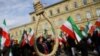 Vidi se omča dok ljudi drže iranske zastave tokom protesta na dan Minhenske sigurnosne konferencije, u Minhenu, Njemačka, 17. februara 2023. 