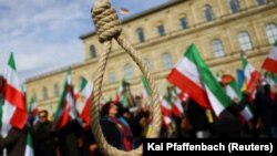 Vidi se omča dok ljudi drže iranske zastave tokom protesta na dan Minhenske sigurnosne konferencije, u Minhenu, Njemačka, 17. februara 2023. 