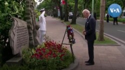 ‘Tôi nhớ ông ấy:’ Tổng thống Biden thăm bia tưởng niệm bạn thân John McCain