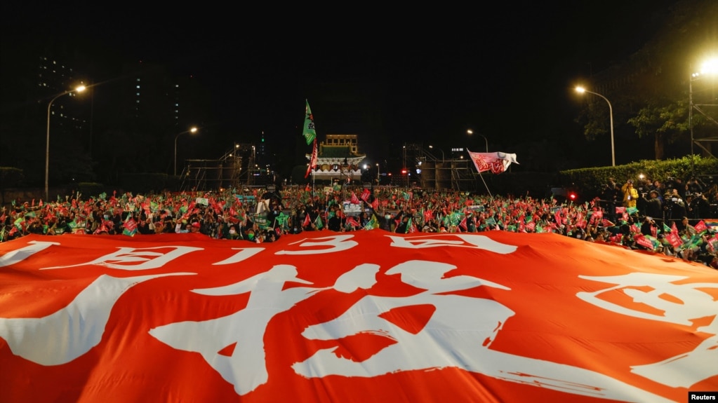 台湾民进党支持者在台湾大选投票日前在台北举行竞选集会。(2024年1月11日)(photo:VOA)
