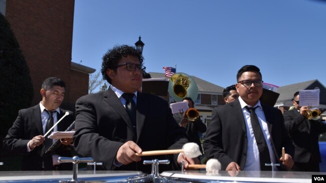 Los integrantes de esta agrupación trabajan en diferentes sectores como la construcción y una vez por semana se reunen para practicar música tradicional que es requerida en diferentes festividades. [Foto: Tomás Guevara, VOA]