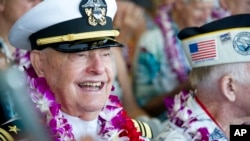 资料照片：珍珠港事件中被击沉的“亚利桑那号”战列舰最后一位幸存者卢·康特2016年12月7日在夏威夷檀香山出席珍珠港事件75周年纪念活动。
