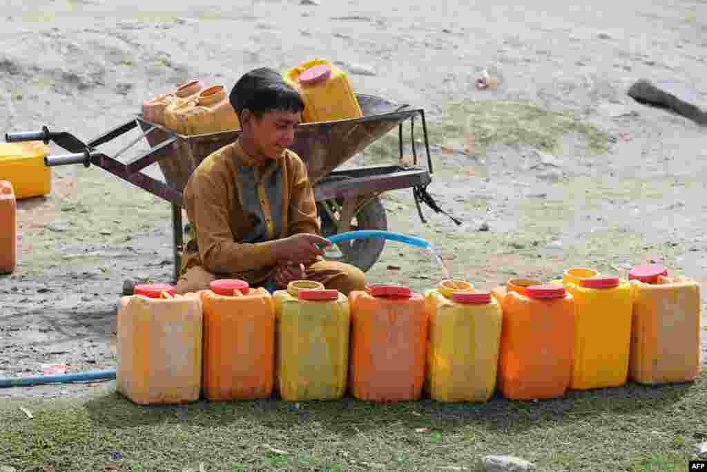 Suvga kelgan bola. Jalolobod, Afg&#39;oniston.