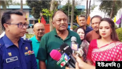 চাঁদপুর পুলিশ লাইনস মিলনায়তনে রোটারি ক্লাব অফ উত্তরা আয়োজিত এক অনুষ্ঠান শেষে সাংবাদিকদের সাথে কথা কথা বলেন টিপু মুনশি। শুক্রবার, ১০ মার্চ, ২০২৩। 