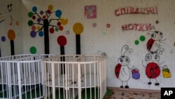 Prazne igrališta se vide u dvorištu regionalnog dečjeg doma u Hersonu, južna Ukrajina, 25. novembra 2022.