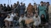 افغان مہاجرین افغانستان میں طورخم بارڈر پر رجسٹریشن کے لیے منتظر