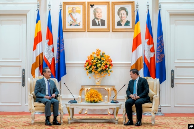 រដ្ឋមន្ត្រីការបរទេសចិនលោក Wang Yi និងនាយករដ្ឋមន្ត្រីកម្ពុជាលោក ហ៊ុន ម៉ាណែត ពិភាក្សាគ្នាក្នុងជំនួបមួយ នៅវិមានសន្តិភាព រាជធានីភ្នំពេញ នាថ្ងៃទី២២ ខែមេសា ឆ្នាំ២០២៤។ (AKP via AP)
