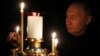 ولادیمیر پوتین، رییس جمهور روسیه، به یادبود قربانیان حمله جمعه شب بر سالون کنسرت در نزدیکی مسکو شمع روشن کرد