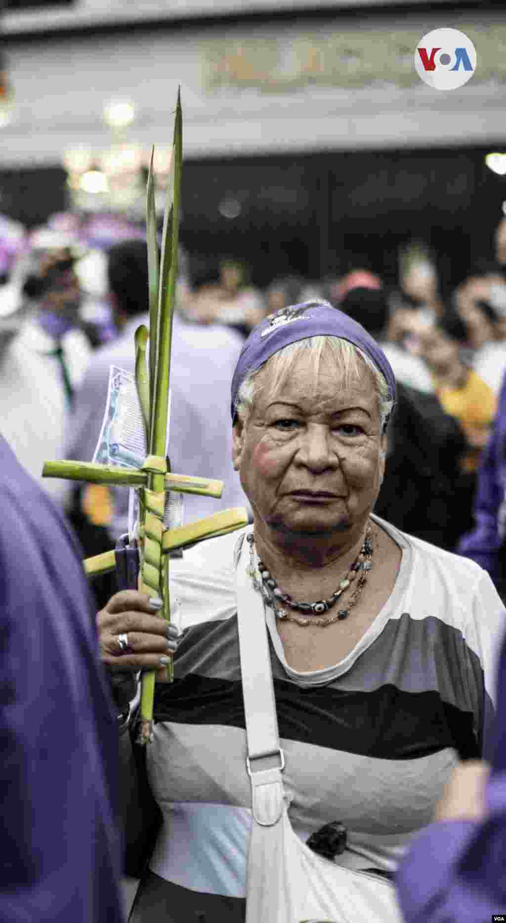 Consuelo Blanco,&nbsp;68 años, señala que asiste todos los años porque el Nazareno le ha hecho muchos milagros. &quot;Tenía un hijo enfermo, le pedí al Nazareno y el me lo sanó&rdquo;.