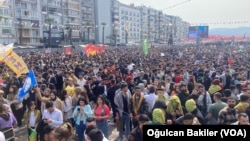 İzmir'deki Nevruz kutlamasında sık sık tutuklu PKK lideri Abdullah Öcalan lehine sloganlar yükseldi, 17 Mart 2024. 