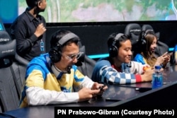 Cawapres Gibran Rakabuming Raka unjuk gigi dalam Mobile Legends bersama beberapa pemain games, seperti Meyden, Catheeez, dan aktor Raffi Ahmad di ICE, BSD, Jumat, 12 Januari 2024. (Foto: TPN Prabowo-Gibran).