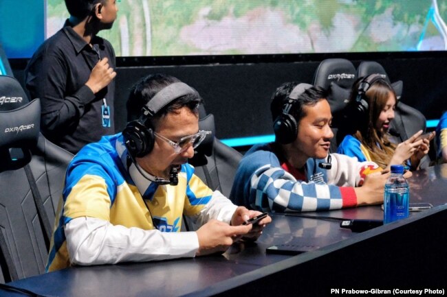 Cawapres Gibran Rakabuming Raka unjuk gigi dalam Mobile Legends bersama beberapa pemain games, seperti Meyden, Catheeez, dan aktor Raffi Ahmad di ICE, BSD, Jumat, 12 Januari 2024. (Foto: TPN Prabowo-Gibran).